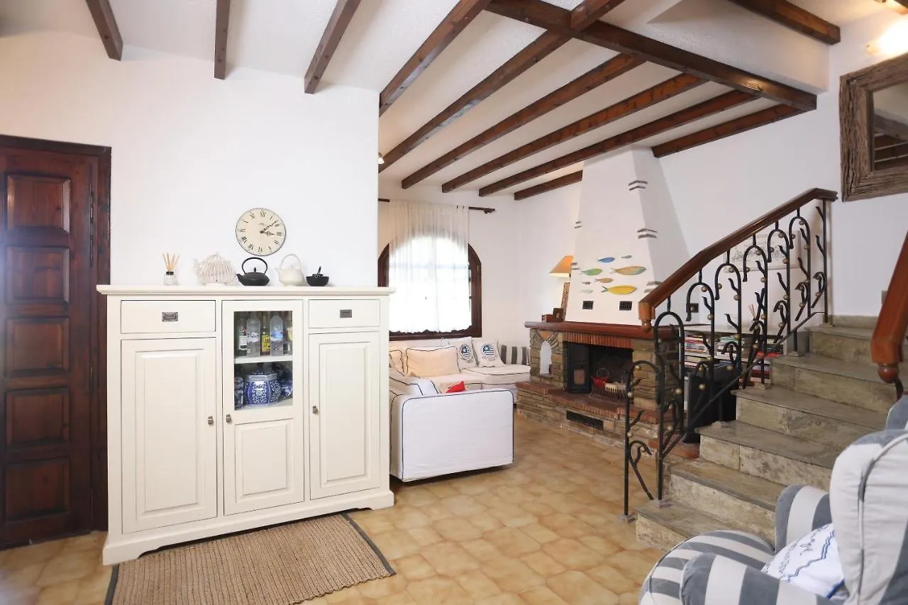 Villa Delta 2 - Steps To Beach And Mamalouka Blue Carpet 하니오티