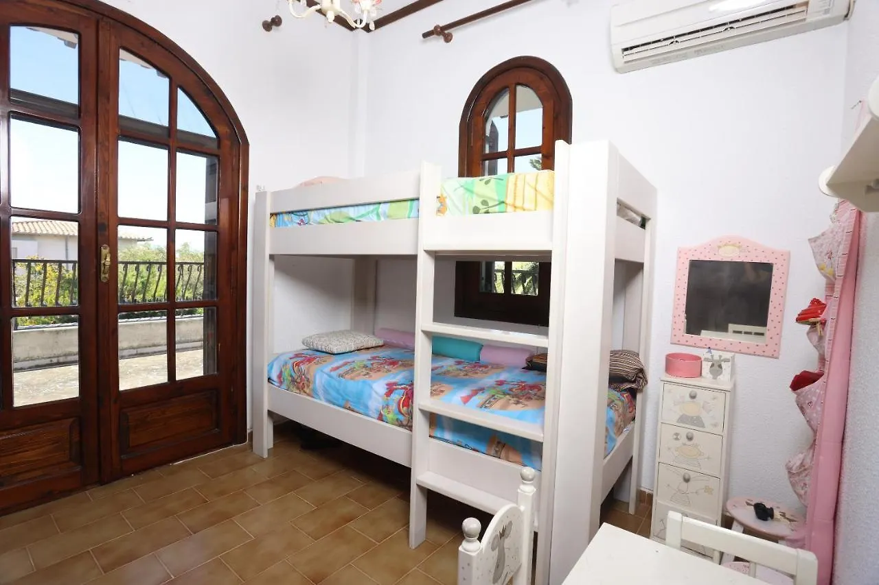 Villa Delta 2 - Steps To Beach And Mamalouka Blue Carpet 하니오티