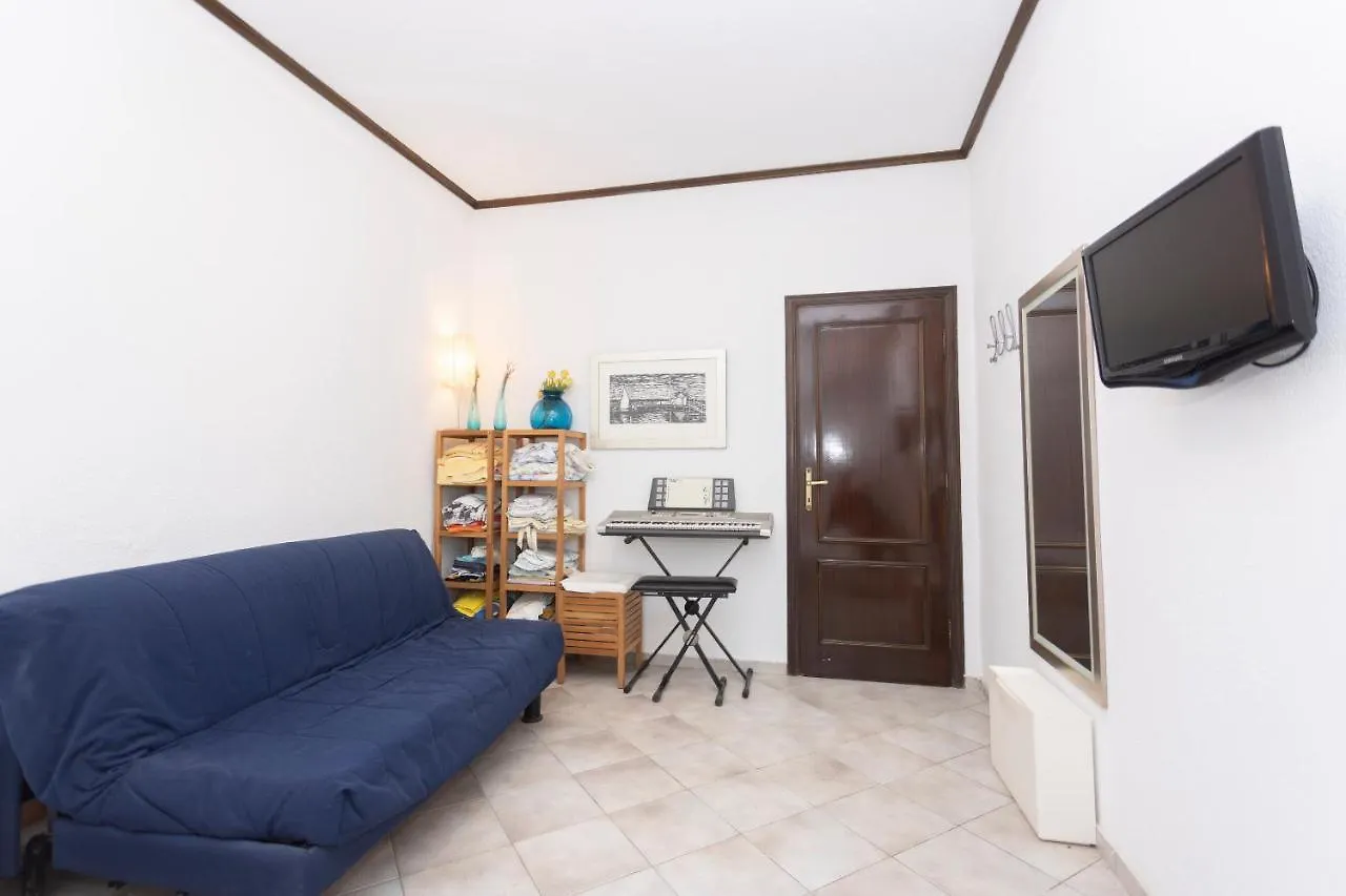 Villa Delta 2 - Steps To Beach And Mamalouka Blue Carpet 하니오티 0*,