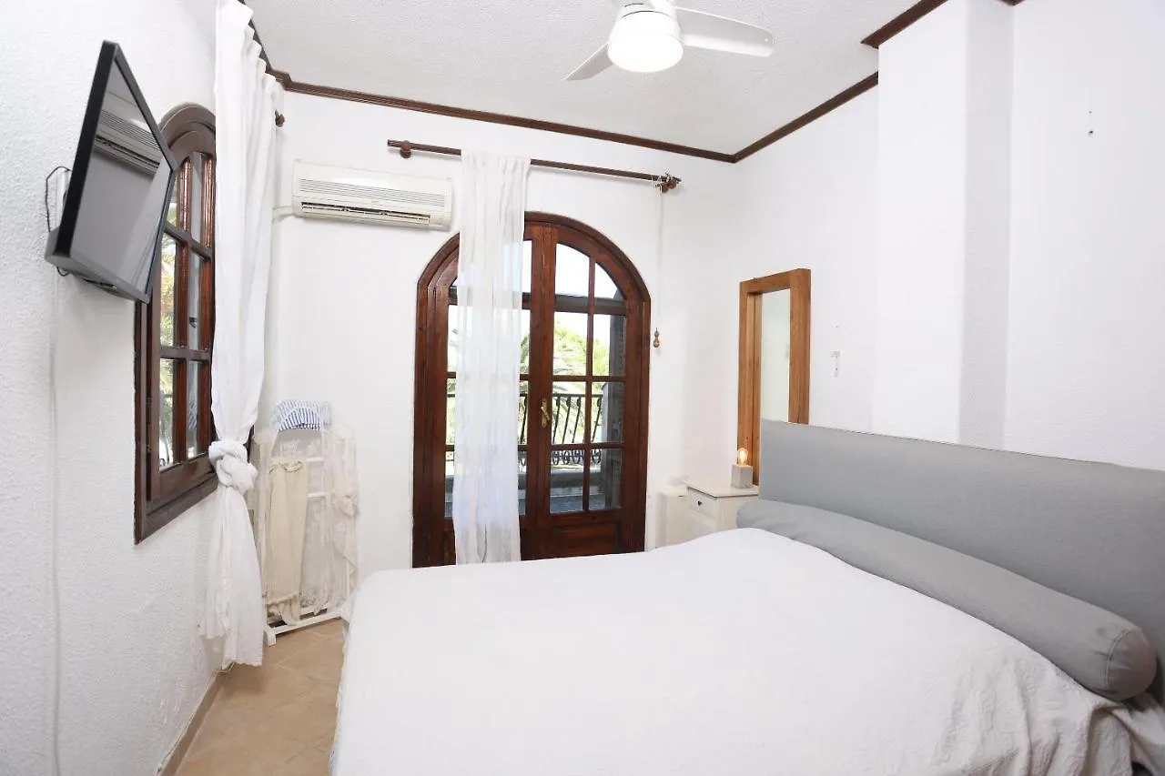 Villa Delta 2 - Steps To Beach And Mamalouka Blue Carpet 하니오티