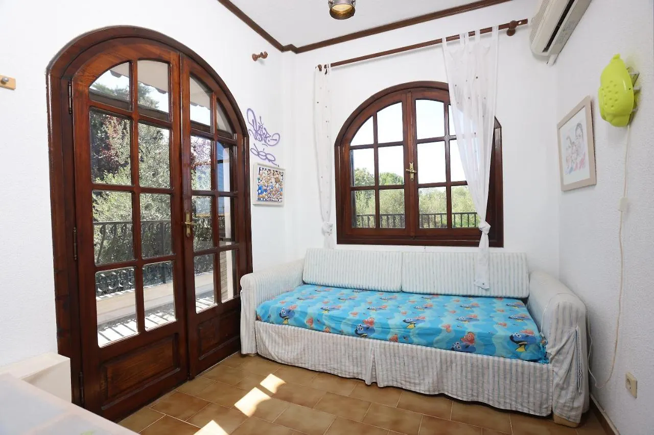 Villa Delta 2 - Steps To Beach And Mamalouka Blue Carpet 하니오티