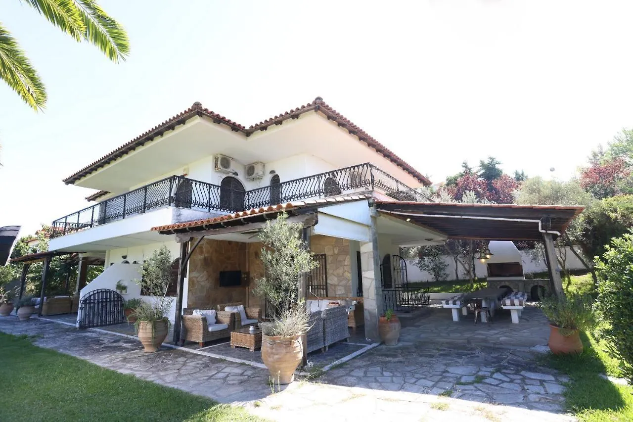 Villa Delta 2 - Steps To Beach And Mamalouka Blue Carpet 하니오티