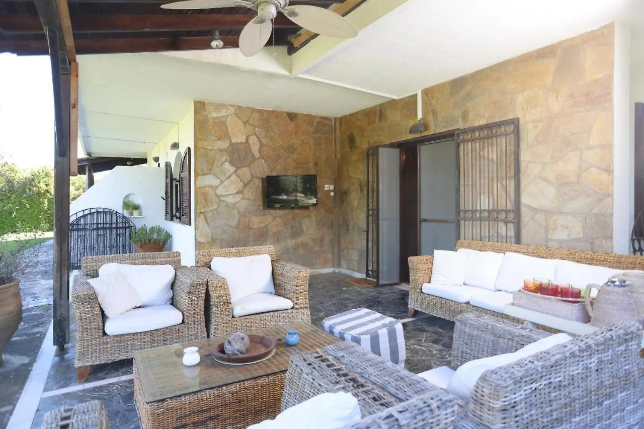 Villa Delta 2 - Steps To Beach And Mamalouka Blue Carpet 하니오티