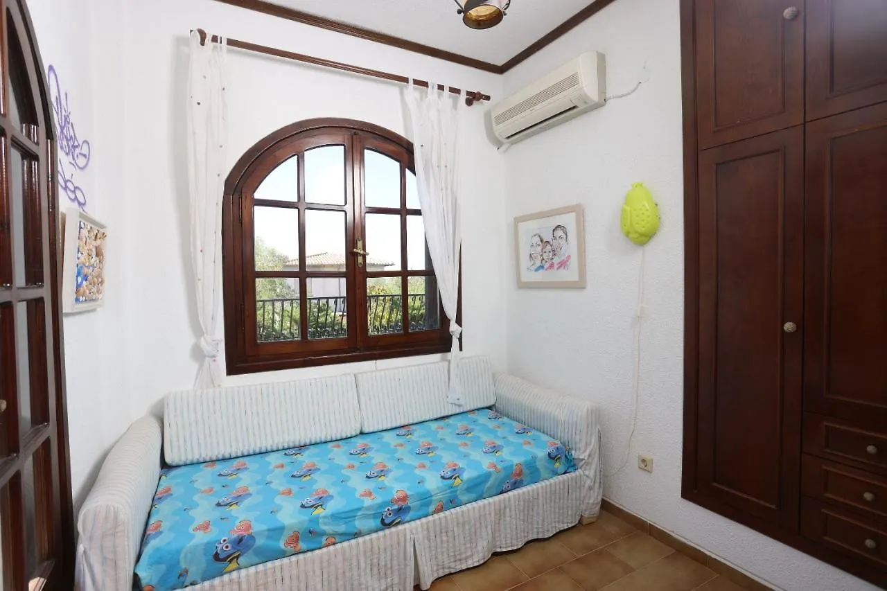 Villa Delta 2 - Steps To Beach And Mamalouka Blue Carpet 하니오티