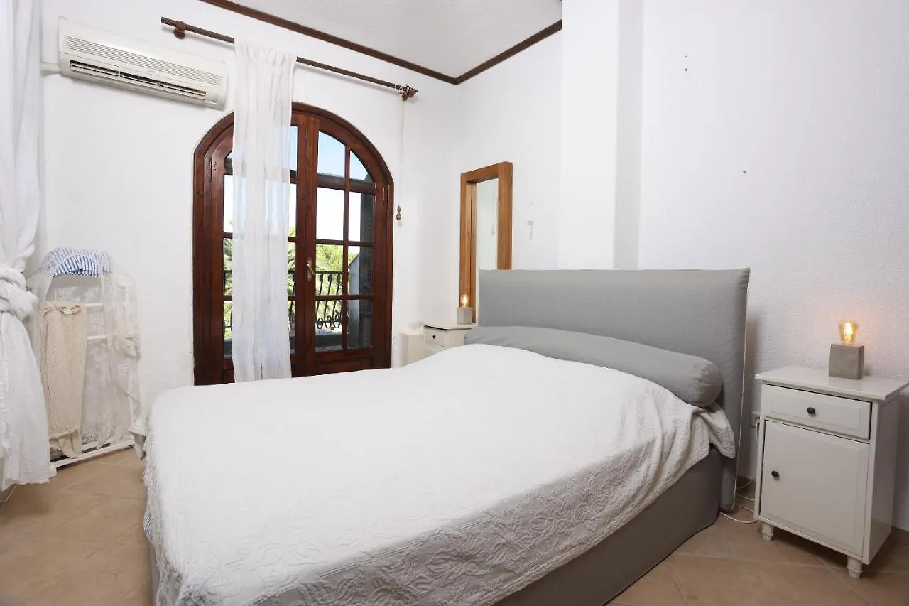 Villa Delta 2 - Steps To Beach And Mamalouka Blue Carpet Hanioti